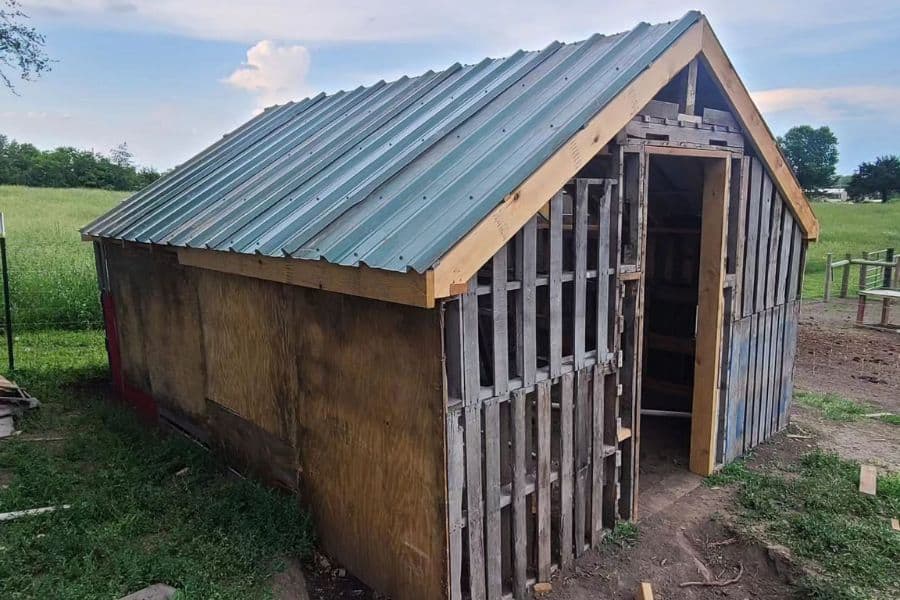 DIY Pallet Chicken Coop